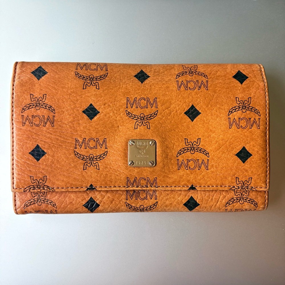 VTG MCM Heritage Aren Continental Wallet In Visetos, 24kt gold plated hardware